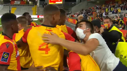 Los abrazos de los hinchas a los jugadores del Lens frente al PSG.