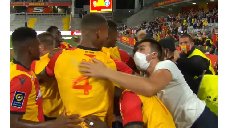 Los abrazos de los hinchas a los jugadores del Lens frente al PSG.