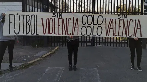 La hinchada de Colo Colo se ha manifestado con críticas ante las denuncias que pesan sobre Leonardo Valencia