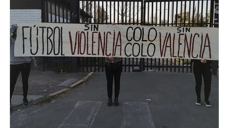 La hinchada de Colo Colo se ha manifestado con críticas ante las denuncias que pesan sobre Leonardo Valencia