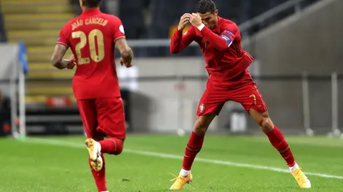 Cristiano Ronaldo celebra su gol 100 con Portugal en el duelo ante Suecia.