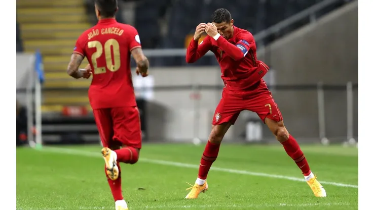Cristiano Ronaldo celebra su gol 100 con Portugal en el duelo ante Suecia.