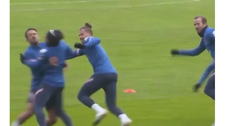 Ings y Trippier impactaron de frente, causando preocupación en el plantel, pero tras los chequeos médicos el insólito golpe quedó como anécdota.