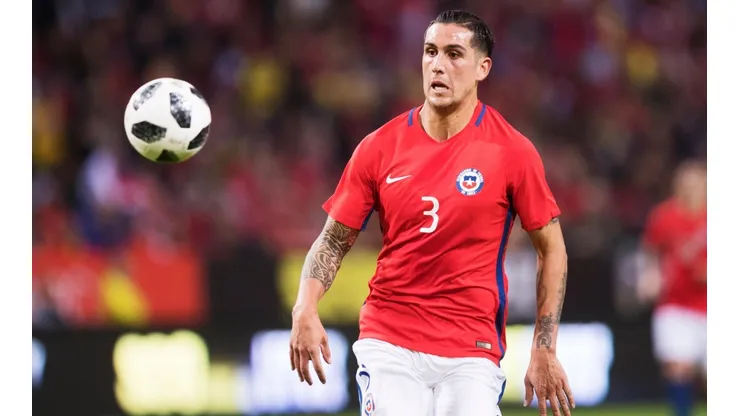 El defensor ha vestido 24 veces la camiseta de La Roja, y espera lograr regularidad en Turquía para volver a ser considerado por Reinaldo Rueda.