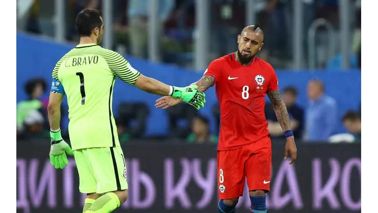 Arturo Vidal se saluda con Claudio Bravo en la Copa Confederaciones