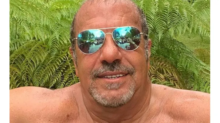 Checho Hirane con look relajado para hacerse cargo del programa "Café Cargado", de La Red.
