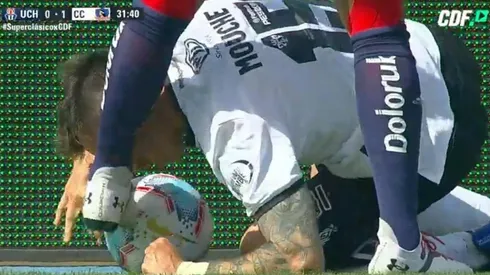 Jean Beausejour se fue con todo para marcar a Pablo Mouche