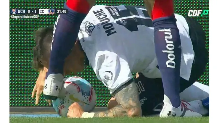 Jean Beausejour se fue con todo para marcar a Pablo Mouche