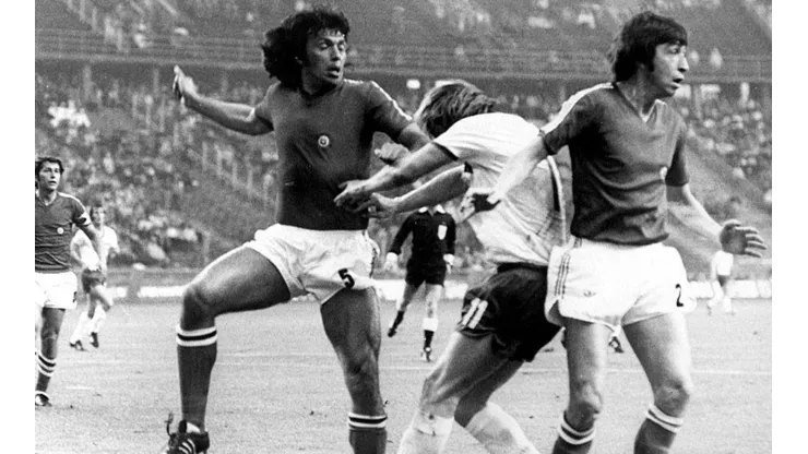 Elías Figueroa jugando por la selección chilena