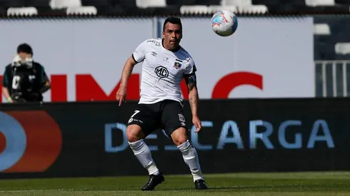 Esteban Paredes es titular en Colo Colo
