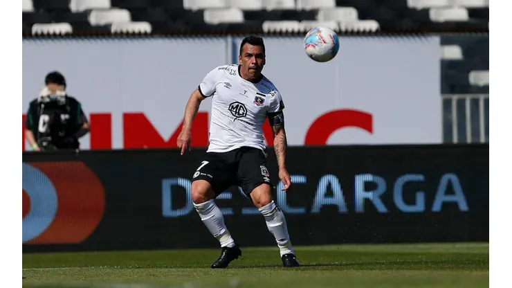 Esteban Paredes es titular en Colo Colo