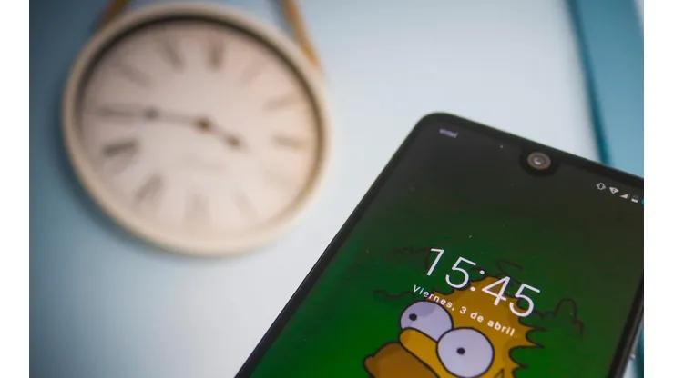 Este sábado se dará el cambio de hora en Chile, donde a las 00 horas deberás adelantar el reloj una hora, para dar paso al horario de verano.