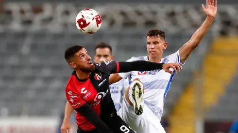 Ignacio Jeraldino luchando una pelota contra Igor Lichnovsky