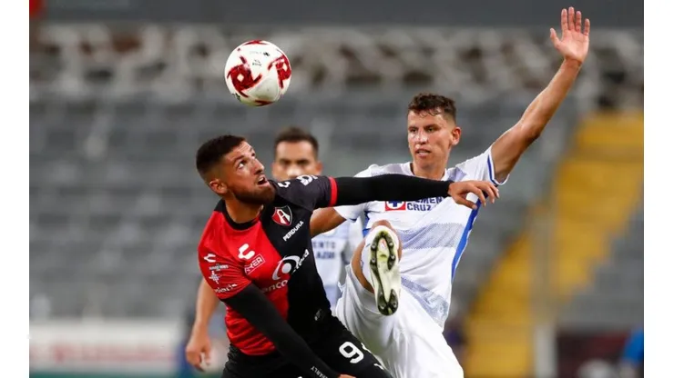 Ignacio Jeraldino luchando una pelota contra Igor Lichnovsky
