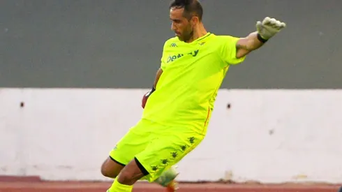 Bravo debuta como titular en el Betis