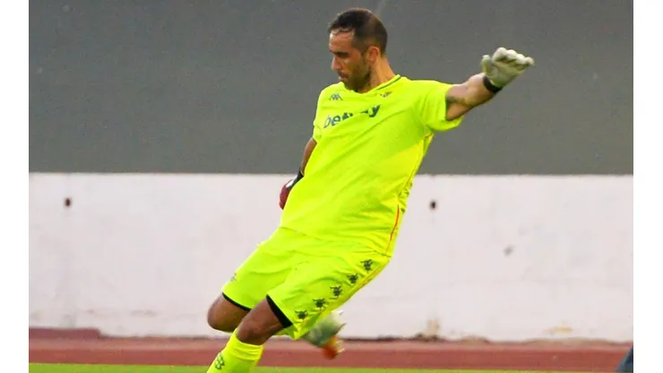 Bravo debuta como titular en el Betis