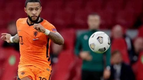 Memphis Depay jugando por Países Bajos