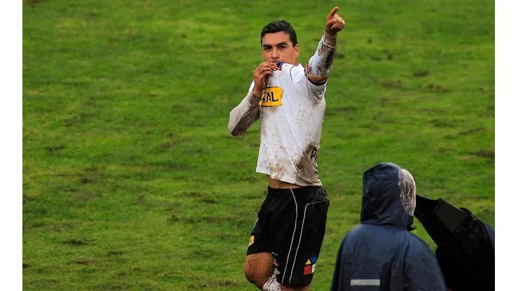 Esteban Paredes besando el escudo de Colo Colo tras ser expulsado