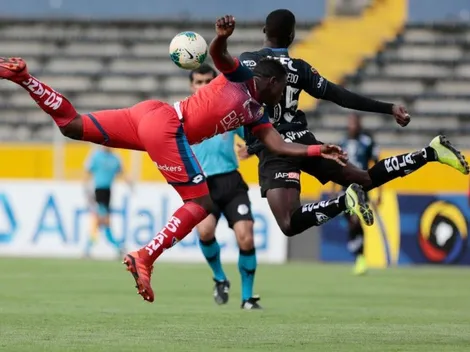 ¿No será mucho? En Ecuador multan a jugador por besar el balón