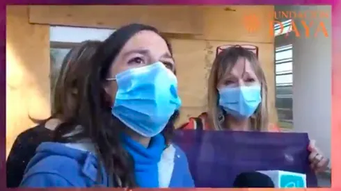 Camila Téllez, la hija de Ana María Gazmuri, conversando con la prensa, tras su detención por parte de Carabineros.