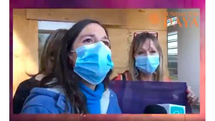 Camila Téllez, la hija de Ana María Gazmuri, conversando con la prensa, tras su detención por parte de Carabineros.