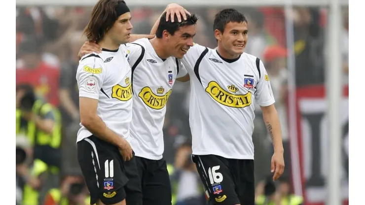 Ezequiel Miralles, Esteban Paredes y Charles Aránguiz celebrando ante la U