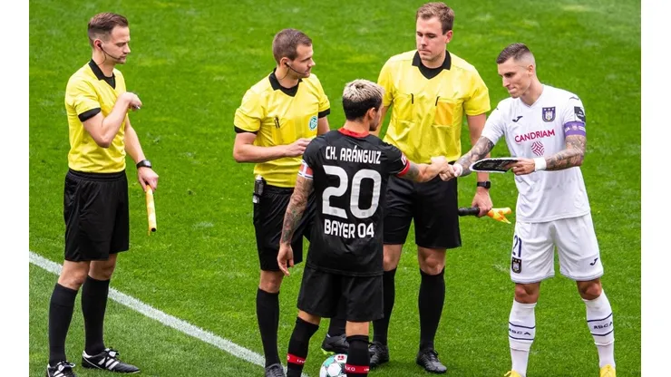 Charles Aránguiz capitán en el amistoso del Leverkusen ante el Anderlecht