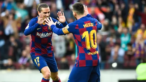 Messi y Griezmann festejan un gol del francés