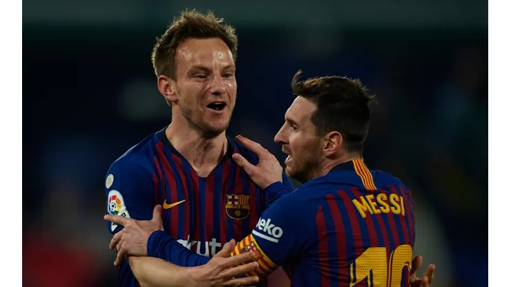 Rakitic le da la bienvenida a Messi en Sevilla