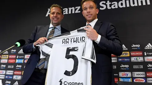 Arthur Melo posa con su camiseta número 5 de la Juventus