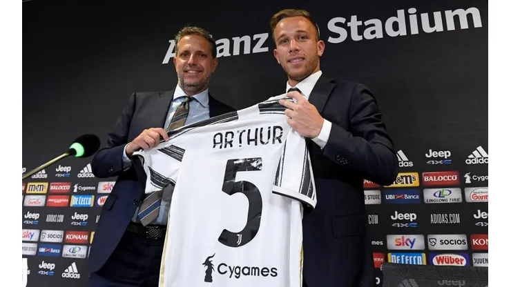 Arthur Melo posa con su camiseta número 5 de la Juventus