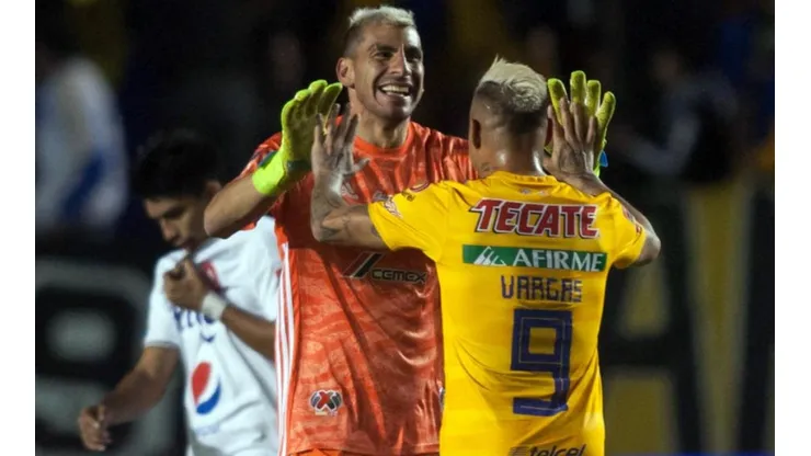 Nahuel Guzmán y Edu Vargas en Tigres UANL.
