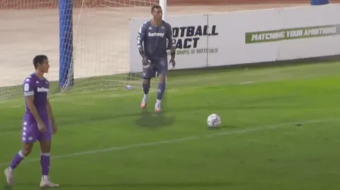 Claudio Bravo ya se luce en la portería del Real Betis