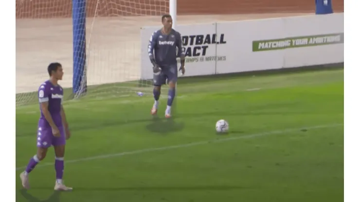 Claudio Bravo ya se luce en la portería del Real Betis