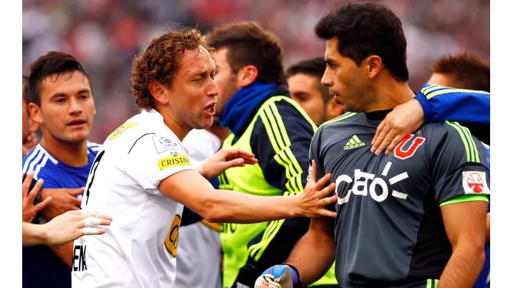 Luis Mena calma a Johnny Herrera en un superclásico de 2012