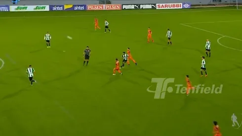 Fabián Manzano ya conectó el remate que tendría destino de red y sentenciaría la victoria de su equipo en el fútbol uruguayo