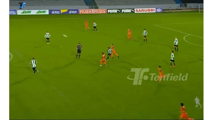 Fabián Manzano ya conectó el remate que tendría destino de red y sentenciaría la victoria de su equipo en el fútbol uruguayo