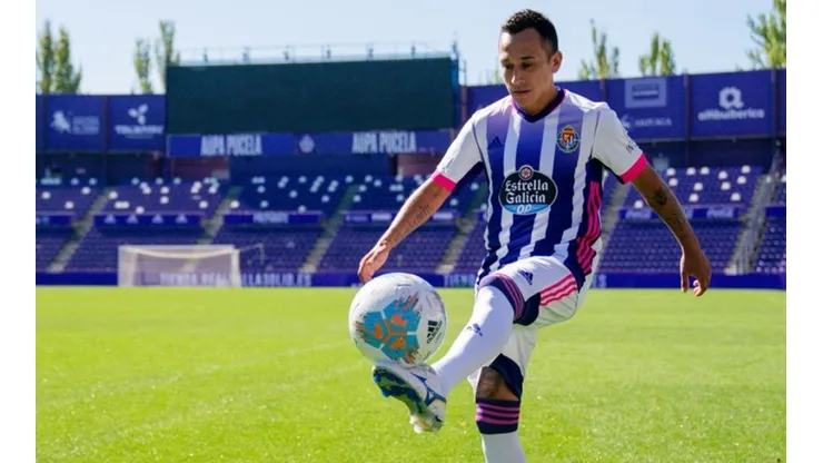 Fabián Orellana desfiló con la quinta camiseta que representará en La Liga de España