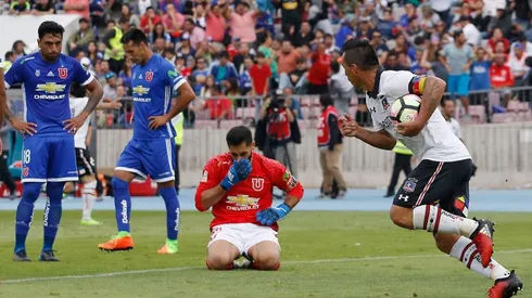 Esteban Paredes celebrando un gol ante Johnny Herrera en un Superclásico