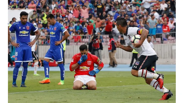 Esteban Paredes celebrando un gol ante Johnny Herrera en un Superclásico
