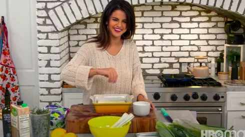 Selena Gomez en medio de su programa de cocina para HBO Max.