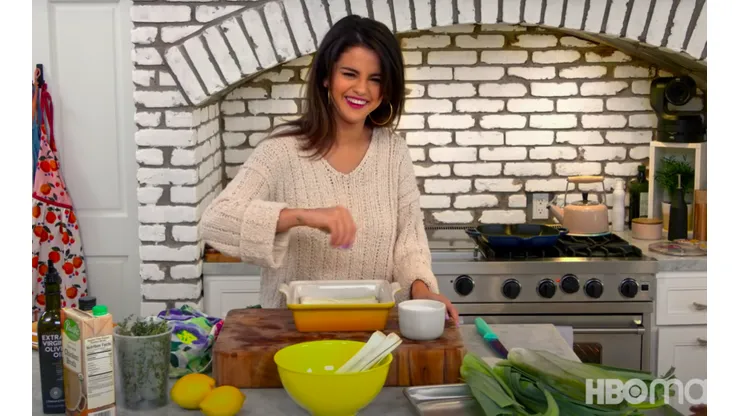 Selena Gomez en medio de su programa de cocina para HBO Max.
