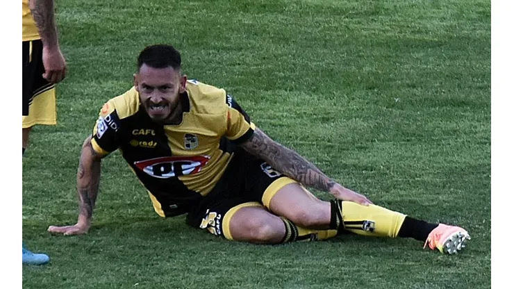 Mauricio Pinilla en el piso luego de la falta de Cuevas