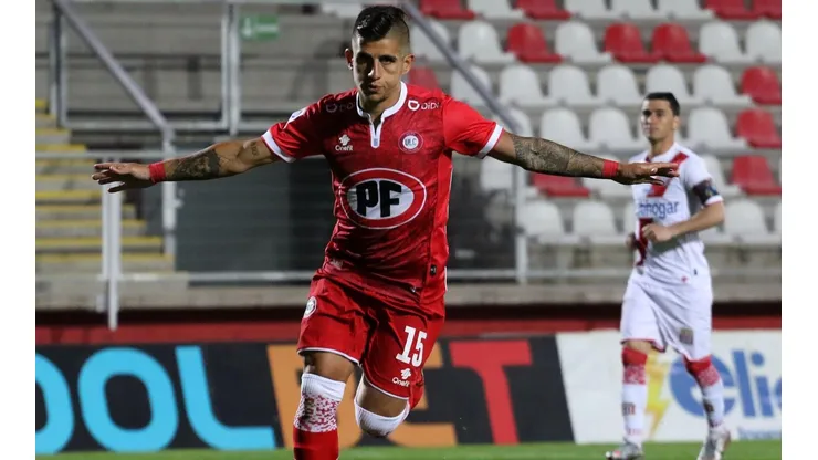 Nicolás Stefanelli celebra el su gol para La Calera ante Curicó.