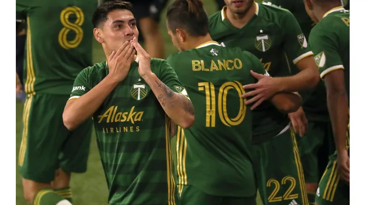 Felipe Mora festeja su gol ante el St Lake
