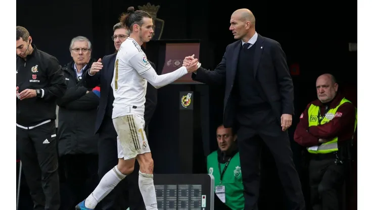 Gareth Bale saluda a Zinedine Zidane
