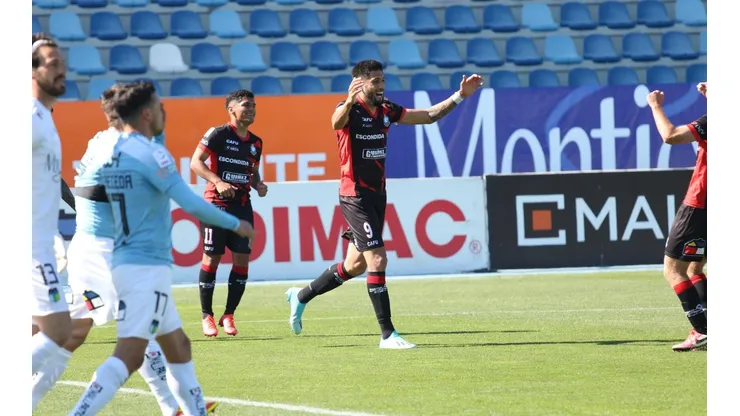 Tobías Figueroa celebra su tanto