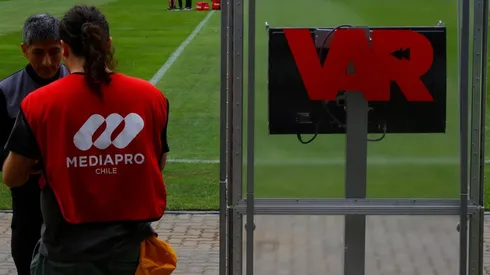 La tecnología también vuelve este sábado al fútbol chileno.