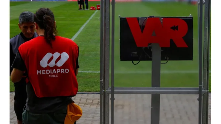 La tecnología también vuelve este sábado al fútbol chileno.