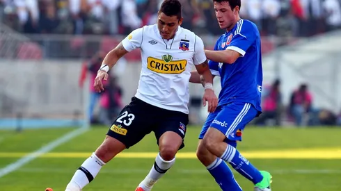 Bruno Romo ante Ángelo Henríquez en un superclásico de 2012